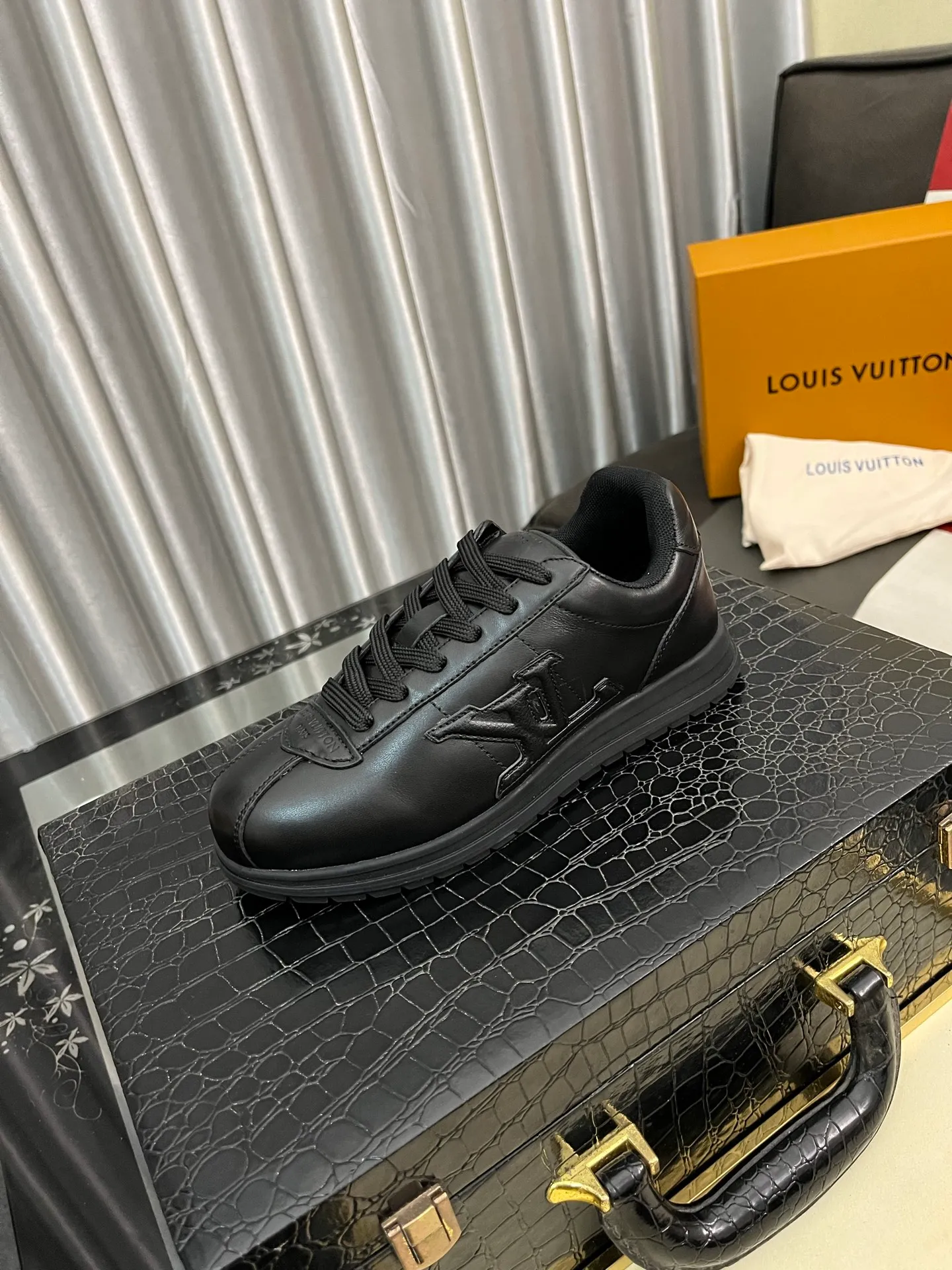Men's shoes 💰700⌚️⌚️LV TARINE Louis Vuitton x Tyler joint model Donkey brand L family embossed couple style casual sneakers skate shoes original purchase and development This LV Trainer sneaker comes from the Louis Vuitton and Tyler collaboration series. The Monogram pattern and brand logo are transformed into nubuck calf leather embossing and side decoration respectively, witnessing the artist's creative interpretation of classic elements. The deep tones accentuate the complex upper, which requires hours of craftsmanship to complete. Exquisitely packaged at the delivery counter🛍📦 ▪️Fabrics: Original customized first-layer cowhide ▪️Inner lining: Original customized breathable mesh ▪️Outsole: Original open-molded two-color TPU combination outsole ▪️Sole thickness: 3CM ▪️Size: Women's 35-40 / Men's 38-46